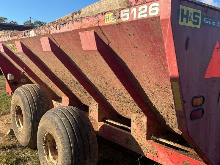 h&s-topshot-5126-side-discharge-manure-spreader-image-13