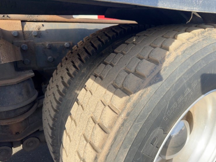 2002-peterbilt-320-image-14
