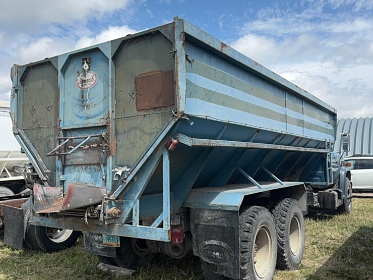 gmc-tandem-twin-screw-grain-truck,-live-bottom-box,-fuel-pincher-detroit-diesel,-tilt-back-hood,-5-speed-with-hi/lo-image-14