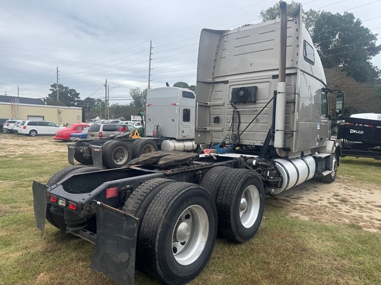 2015-volvo-vnl-sleeper---d13-diesel,-10-speed-manual-trans-995,988-miles-showing---4v4nc9eh1fn91707-image-5