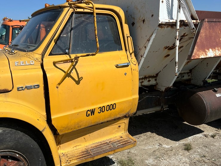 1972-chevy-single-axle-truck,-big-block-motor,-been-sitting,-believed-to-run,-drivers-door-issue-image-6