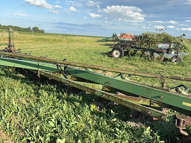 8-bottom-jd-plow,-hydraulic-shares-image-4