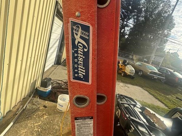 fiberglass-32'-extension-ladder-image-3