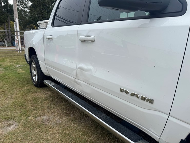 2021-ram-1500-big-horn-image-3
