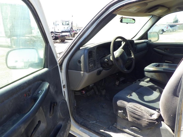 2002-chevrolet-tahoe-image-6
