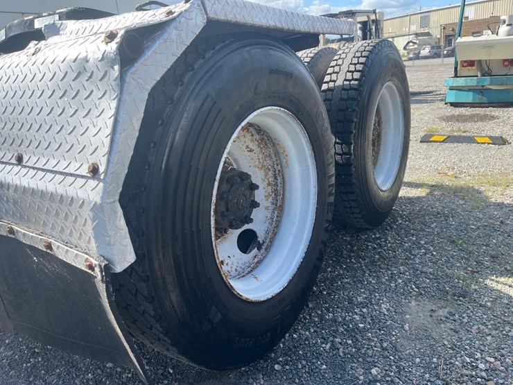 2001-volvo-road-tractor-image-17
