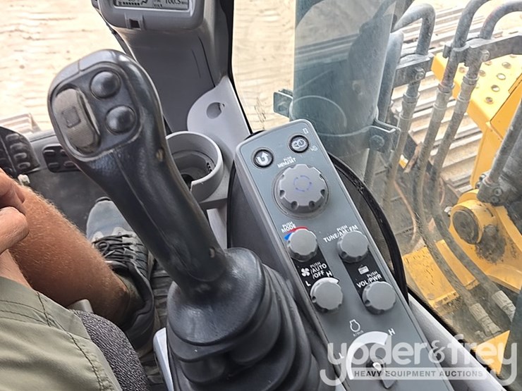2022-deere-130g-image-61