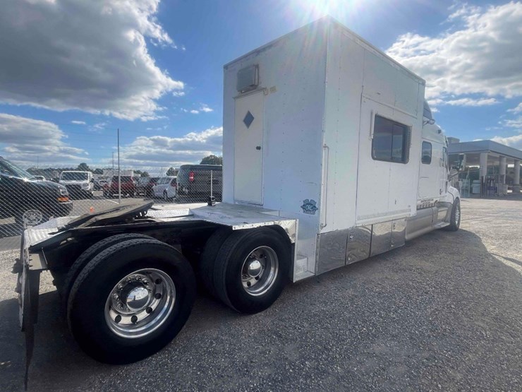 2001-peterbilt-387-image-3