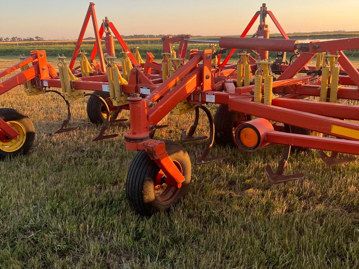 54’-bourgault-chisel,-12”-space,-heavy-harrows,-note:-hitch-slightly-bent-in-one-spot,-doesn’t-affect-performance-of-machine-as-hitch-is-floating.-image-4