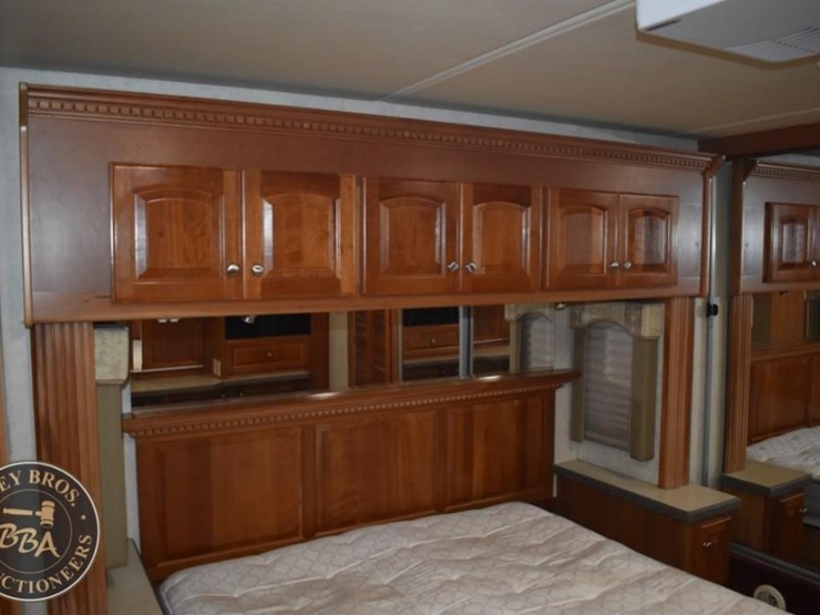 2006-thor-motor-coach-mandalay-40e-38083-image-14