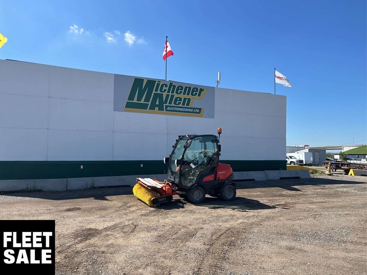 2020-husqvarna-p525d-sweeper-image-1