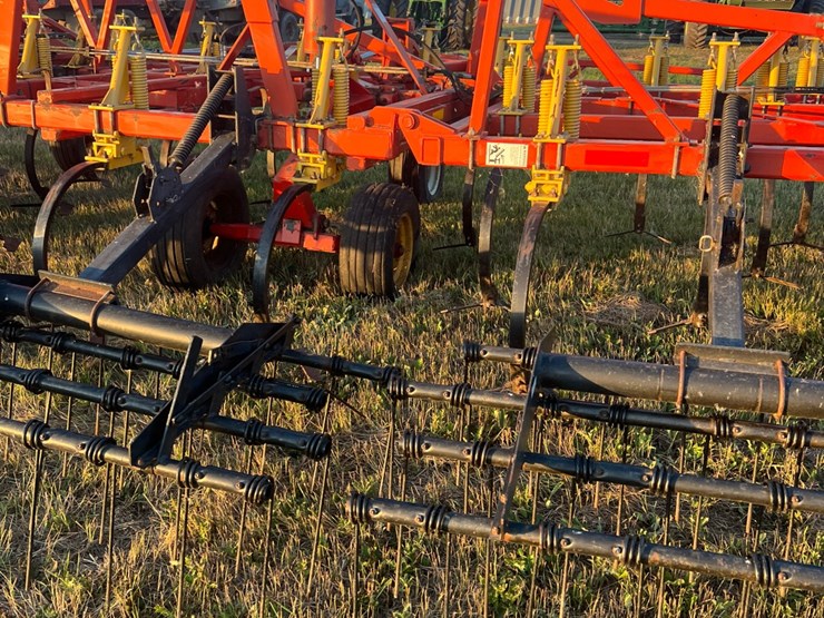 54’-bourgault-chisel,-12”-space,-heavy-harrows,-note:-hitch-slightly-bent-in-one-spot,-doesn’t-affect-performance-of-machine-as-hitch-is-floating.-image-35
