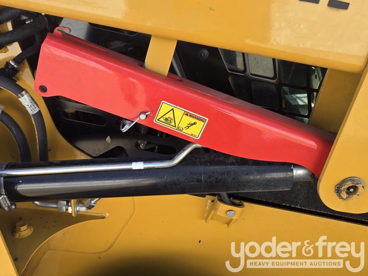 2016-caterpillar-232d-image-22