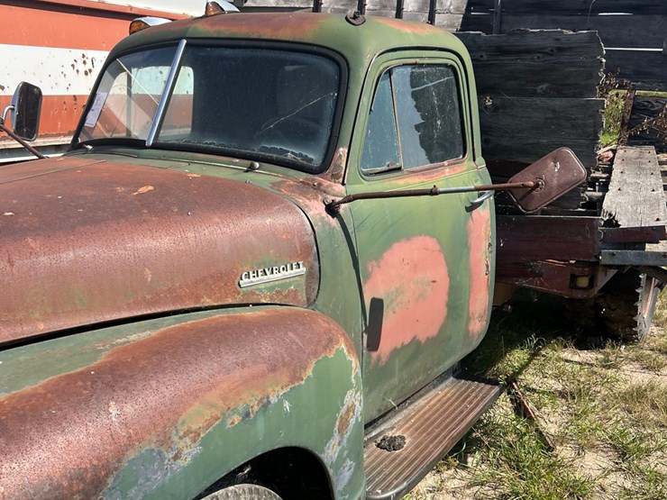 old-truck-from-early-50’s,-not-running-image-13