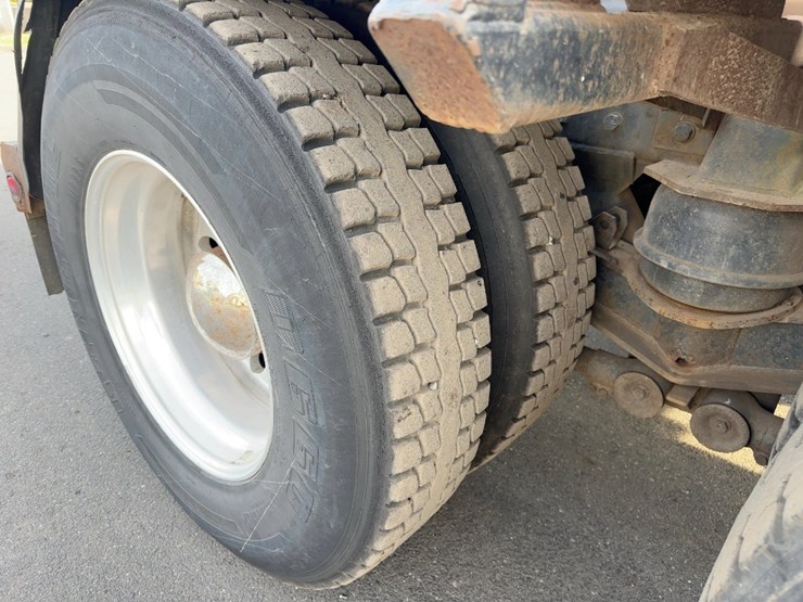 2002-peterbilt-320-image-13