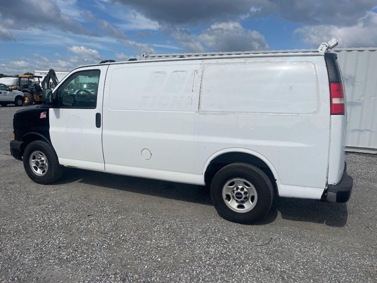 2013-gmc-savanna-van-image-2