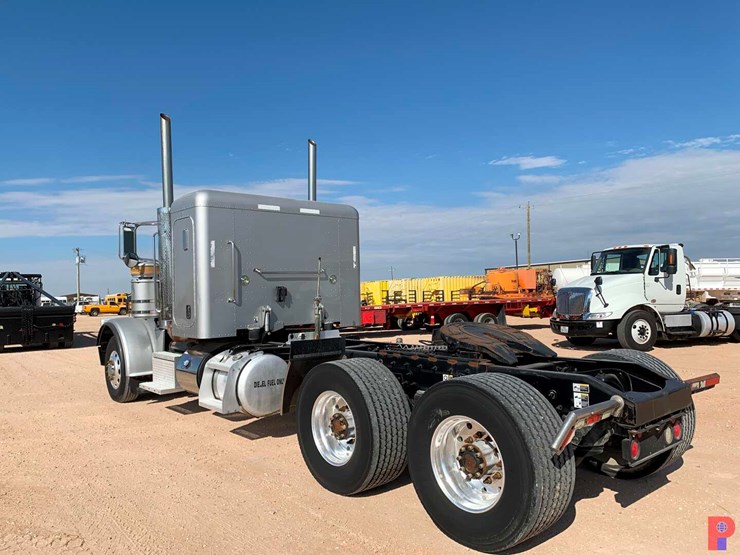 2013-peterbilt-388-image-2