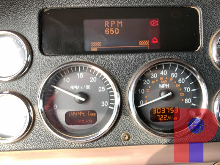 2012-peterbilt-587-image-12