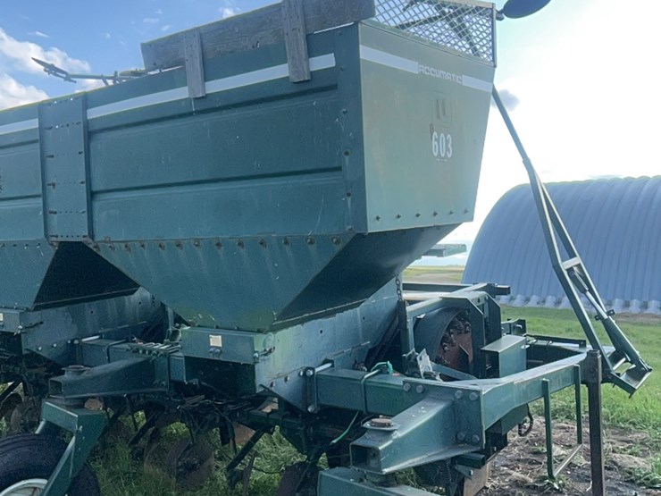 6-row-lockwood-model-603-accumatic-potato-planter-image-3