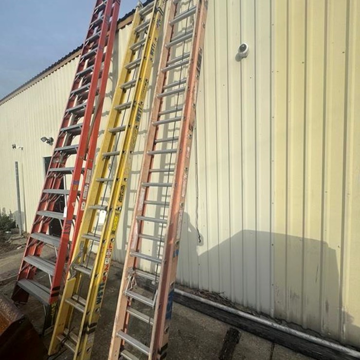 FIBERGLASS 28' EXTENSION LADDER