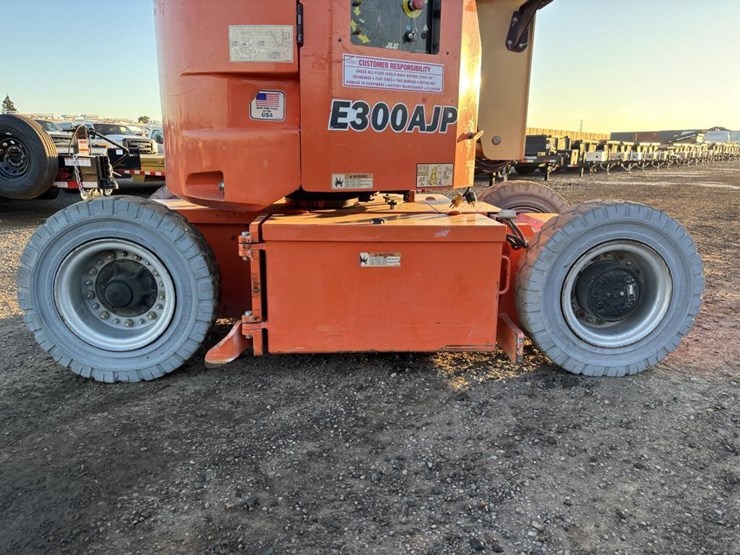 2016-jlg-e300ajp-image-17