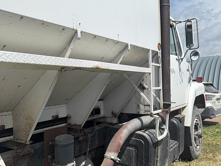 international-tri-axle-truck,-model-2200,--live-bottom,-detroit-diesel,-9-speed-manual,-roll-tarp-image-19