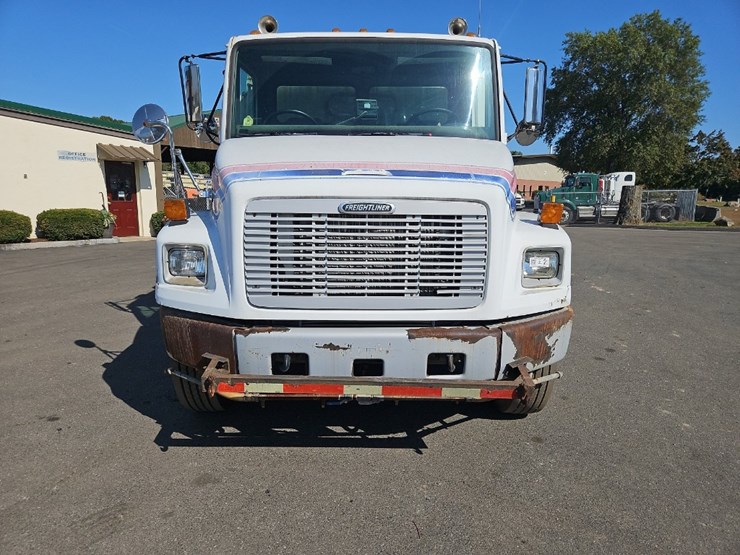 2003-freightliner-fl70-image-8