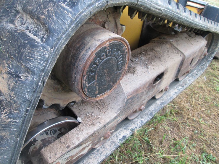 deere-323e-image-10