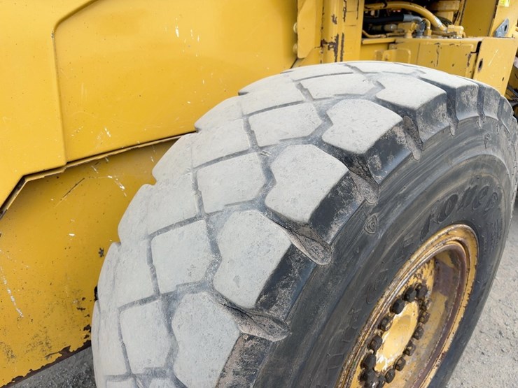 2011-caterpillar-938h-image-13