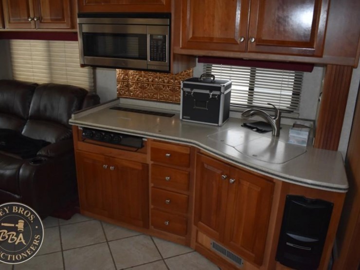 2006-thor-motor-coach-mandalay-40e-38083-image-95