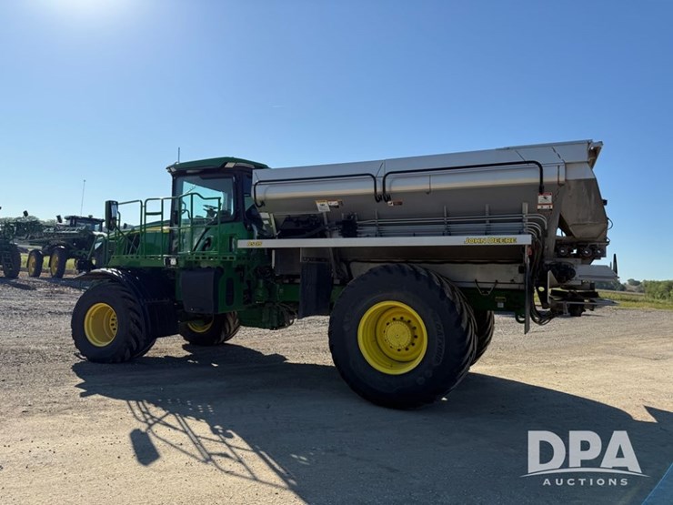 2023-john-deere-800r-image-22