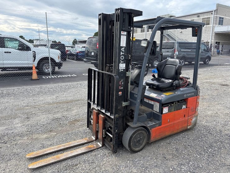 2020-toyota-8fbe20u-3000lb-electric-warehouse-forklift-image-4