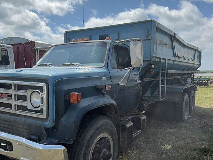 gmc-tandem-twin-screw-grain-truck,-live-bottom-box,-fuel-pincher-detroit-diesel,-tilt-back-hood,-5-speed-with-hi/lo-image-5