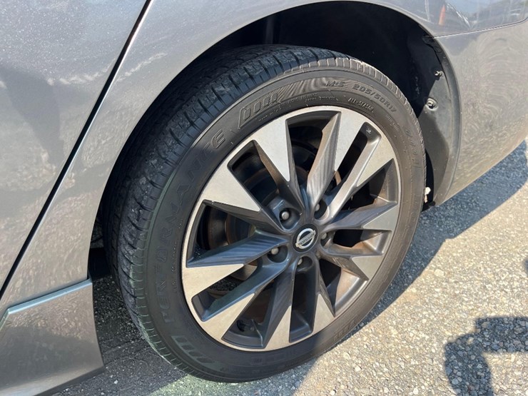 2017-nissan-sentra-sr-sedan-image-13