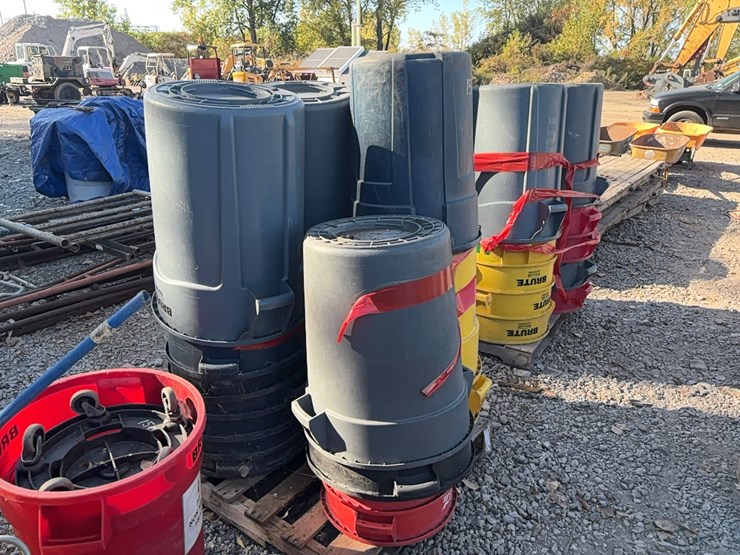 pallet-with-(17)-trash-barrels-support-equipment-image-2