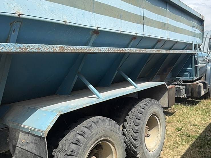 gmc-tandem-twin-screw-grain-truck,-live-bottom-box,-fuel-pincher-detroit-diesel,-tilt-back-hood,-5-speed-with-hi/lo-image-18