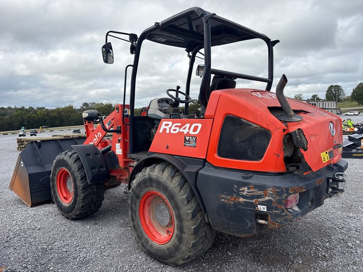 2021-kubota-r640-image-6