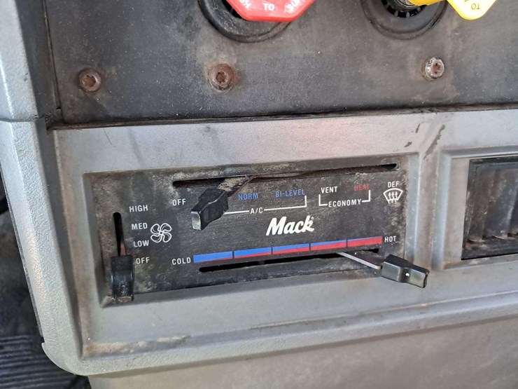 2000-mack-ch-tanker-truck-image-38