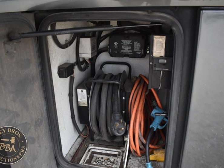 2006-thor-motor-coach-mandalay-40e-38083-image-34