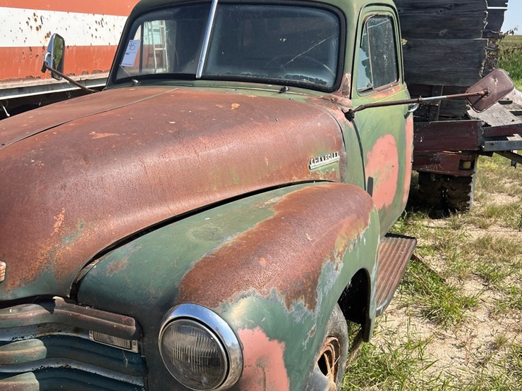 old-truck-from-early-50’s,-not-running-image-12