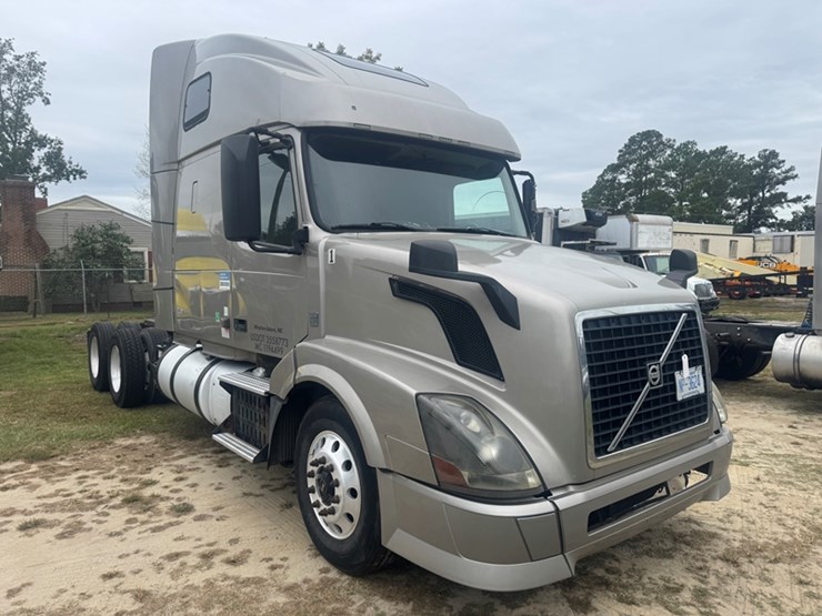 2015-volvo-vnl-sleeper---d13-diesel,-10-speed-manual-trans-995,988-miles-showing---4v4nc9eh1fn91707-image-2