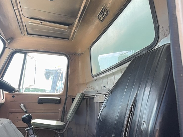 international-tri-axle-truck,-model-2200,--live-bottom,-detroit-diesel,-9-speed-manual,-roll-tarp-image-33