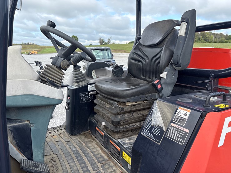 2021-kubota-r640-image-16