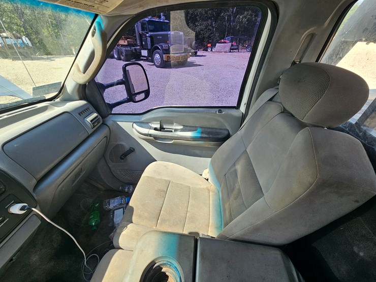 2005-ford-f550-image-40