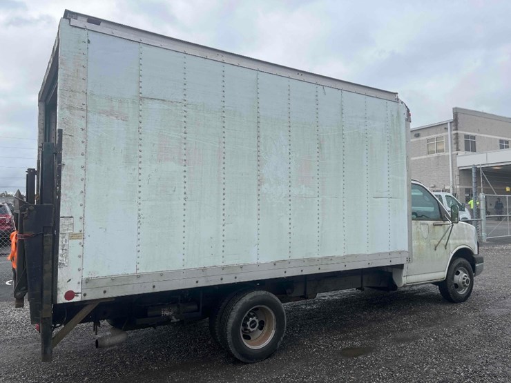 2004-gmc-14'-box-truck-image-3