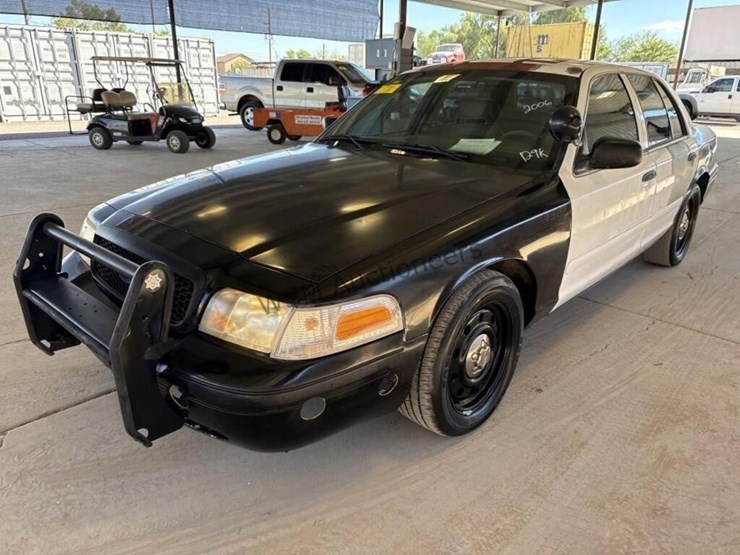 2006-ford-crown-victoria-sdn-image-4
