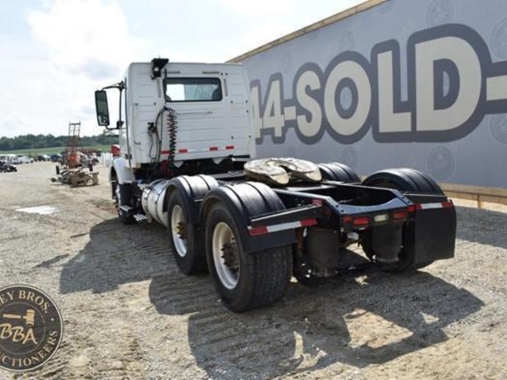 2015-volvo-vnm64t200-image-4
