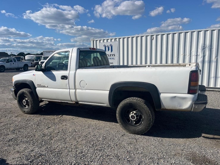 2005-gmc-sierra-pickup-truck-image-2
