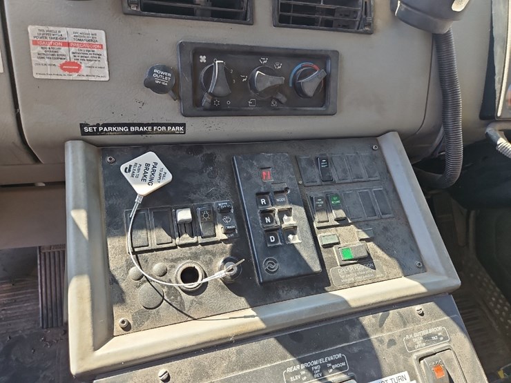 2003-freightliner-fl70-image-33