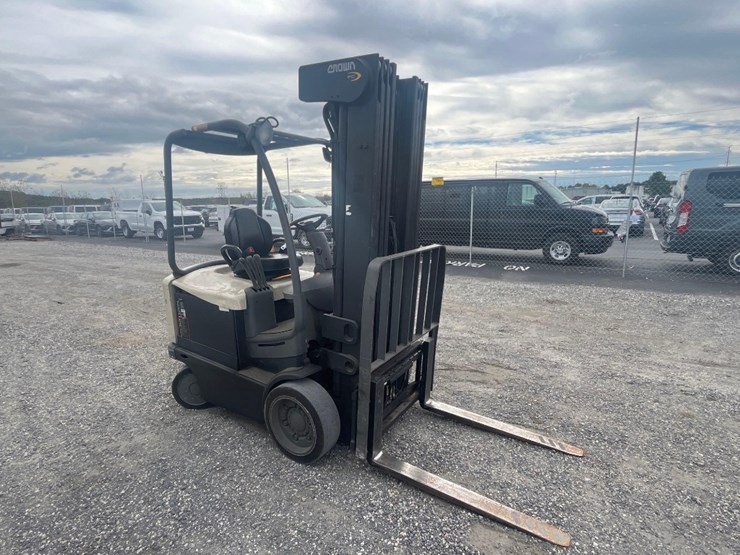 2011-crown-18-085vp-23-5000lb-electric-warehouse-forklift-image-4